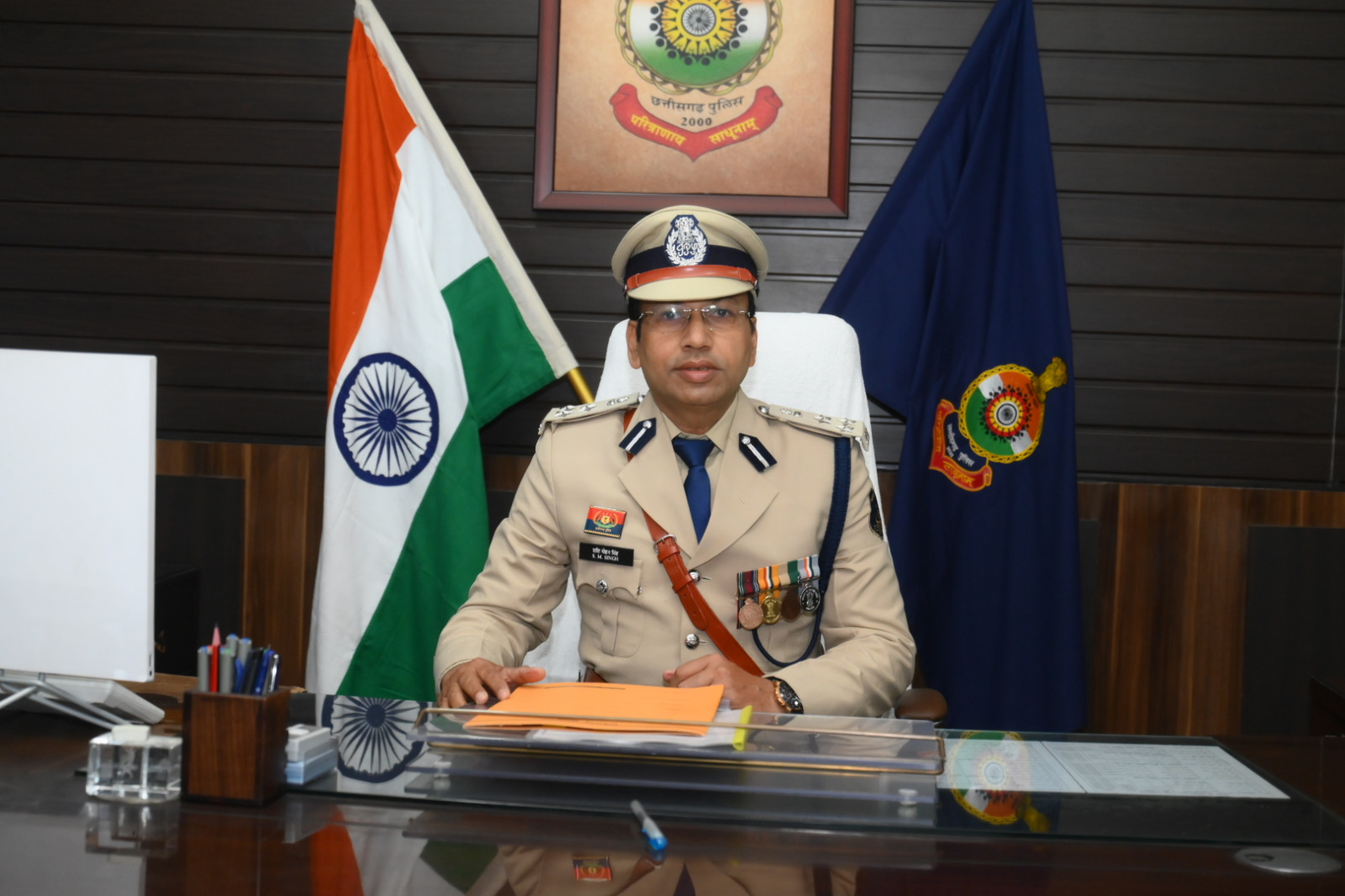 रायगढ़ के नए कप्तान बने DIG शशि मोहन सिंह : गणतंत्र दिवस पर संभाला पदभार, कहा- ‘जनमैत्री और अपराध मुक्त जिला पहली प्राथमिकता’…