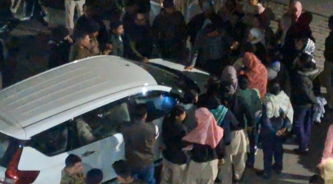 तमनार कांड : इंसाफ की मांग को लेकर जेल के गेट पर भिड़ीं महिला पुलिसकर्मी, भारी हंगामे के बाद आरोपी जेल दाखिल…