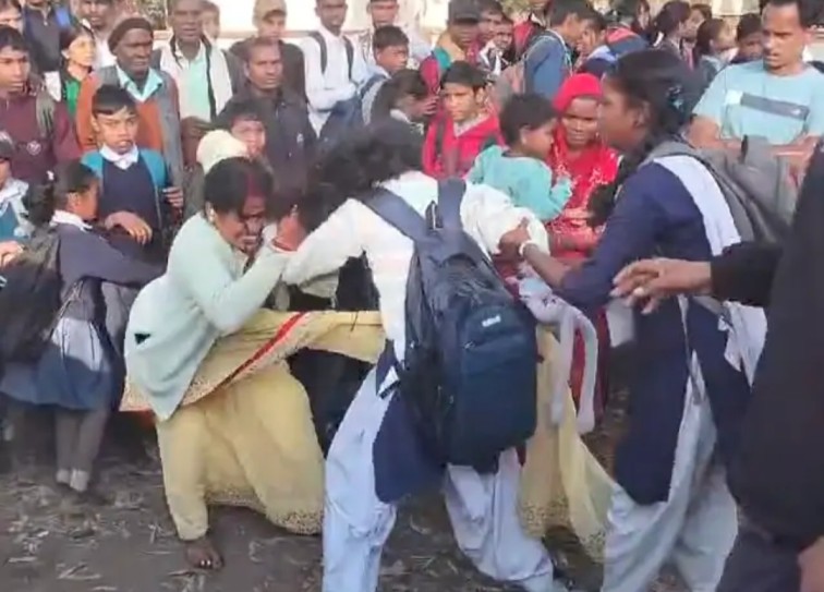 सरेराह ‘रणचंडी’ बनी पत्नी : पति से बात करने पर 9वीं की छात्रा को बीच बाजार पीटा, चेहरे को नाखूनों से गोदा…