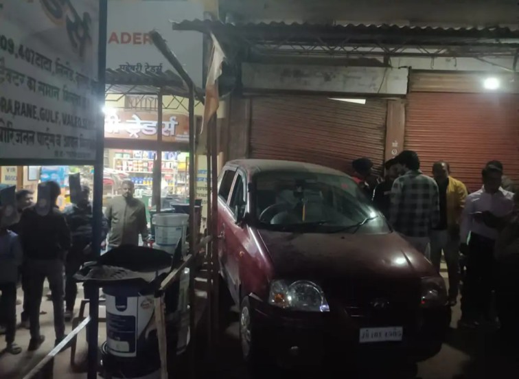 कुनकुरी : NH-43 पर नाबालिग की ‘रफ़्तार’ का कहर; दुकान का शटर चीरकर अंदर घुसी बेकाबू कार…