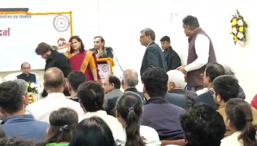 सत्ता का अहंकार या अकादमिक पतन? GGU में कुलपति ने वरिष्ठ साहित्यकार को मंच से उतारा, कहा- “दुबारा मत बुलाना”… सत्ता का अहंकार या अकादमिक पतन? GGU में कुलपति ने वरिष्ठ साहित्यकार को मंच से उतारा, कहा- “दुबारा मत बुलाना”…