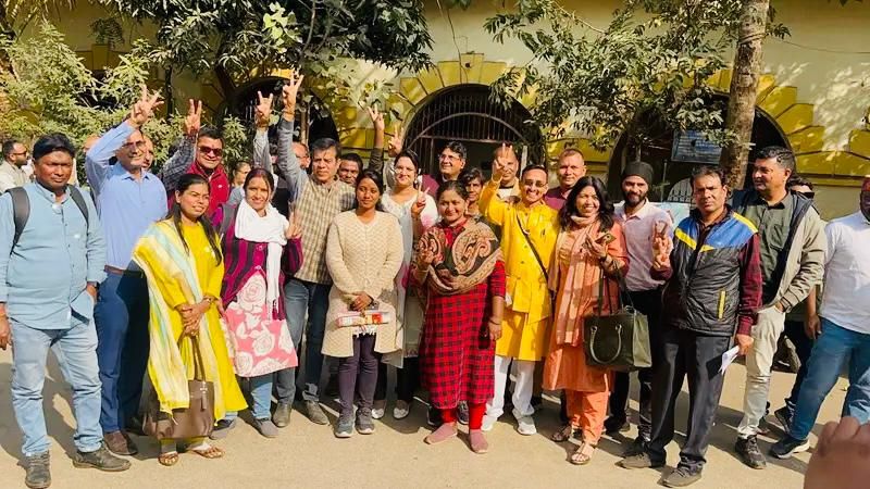 महा-संग्राम 2026 : रायपुर प्रेस क्लब की दहलीज पर ‘क्रांति’ की दस्तक; सुनील नामदेव की ‘एंट्री’ ने बिगाड़ा ‘दिग्गजों’ का खेल… महा-संग्राम 2026 : रायपुर प्रेस क्लब की दहलीज पर ‘क्रांति’ की दस्तक; सुनील नामदेव की ‘एंट्री’ ने बिगाड़ा ‘दिग्गजों’ का खेल…