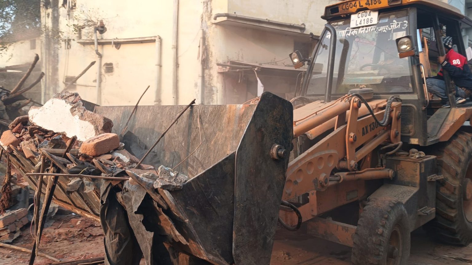 रायपुर: मासूम की आबरू से खिलवाड़ करने वाले ‘दरिंदे’ पर ‘बुलडोजर का प्रहार’, जमींदोज हुआ पाप का महल…