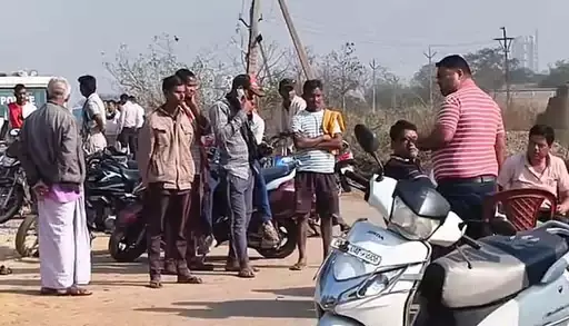 रायगढ़ में मौत का तांडव : रेत लोड हाईवा ने युवक को कुचला, खून से लाल हुई धनागर रोड; मुआवजे के लिए चक्काजाम…