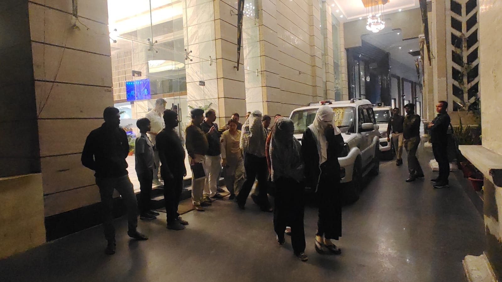 रायगढ़ में ‘पाप’ का पर्दाफाश : होटल ट्रिनिटी के 7वें फ्लोर पर चल रहा था ‘जिस्मों का सौदा’, पुलिस की रेड में संचालक और मैनेजर गिरफ्तार…