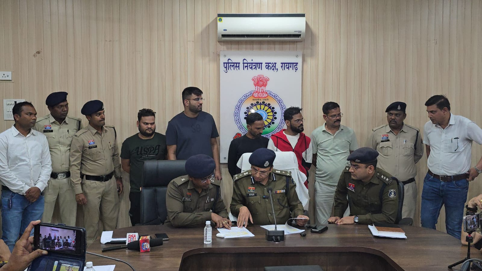 कोलकाता के ‘कंट्रोल रूम’ से चल रहा था रायगढ़ का सट्टा : एसएसपी शशि मोहन की टीम का बड़ा धमाका, 5 कुख्यात बुकी गिरफ्तार…