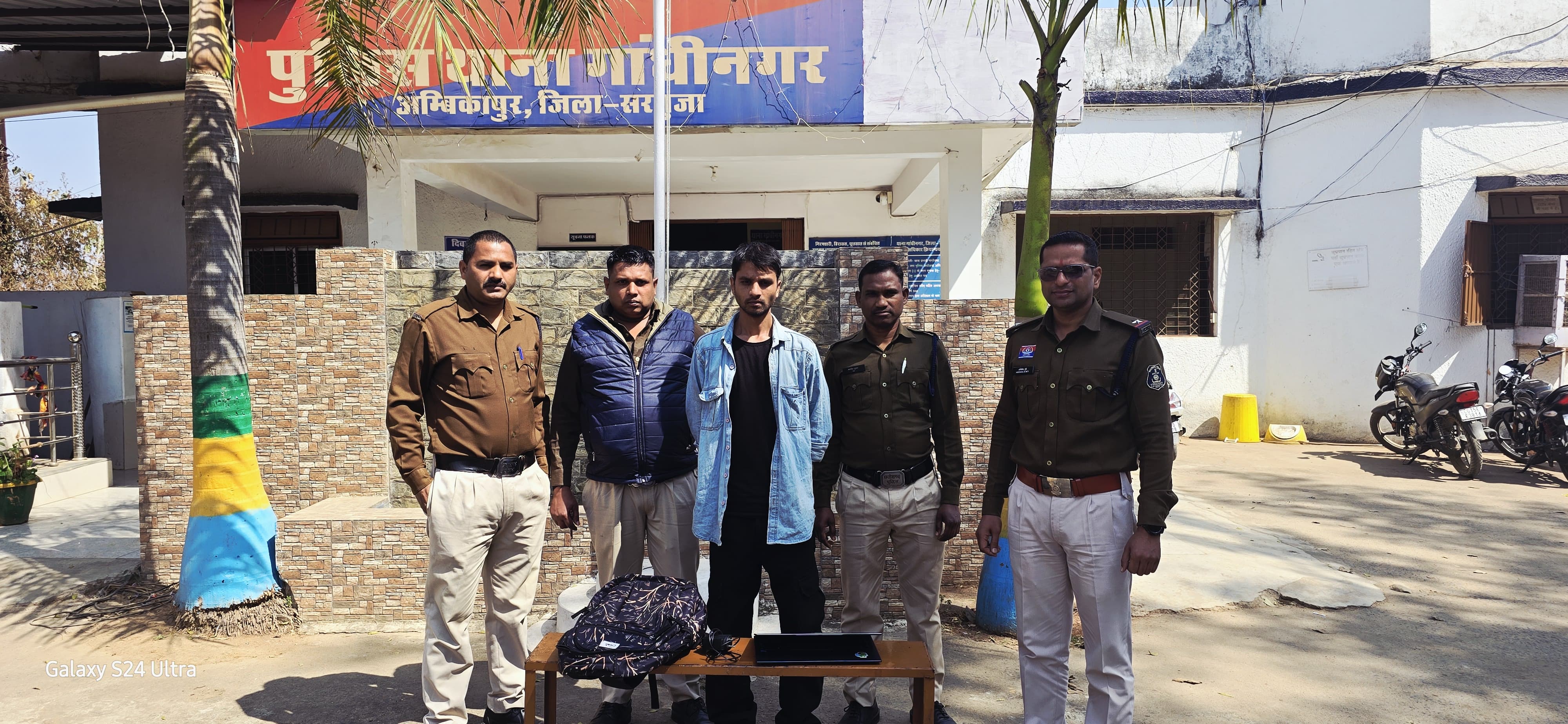 सावधान! ‘मददगार’ अजनबी निकला शातिर चोर : गांधीनगर पुलिस ने चंद घंटों में दबोचा…