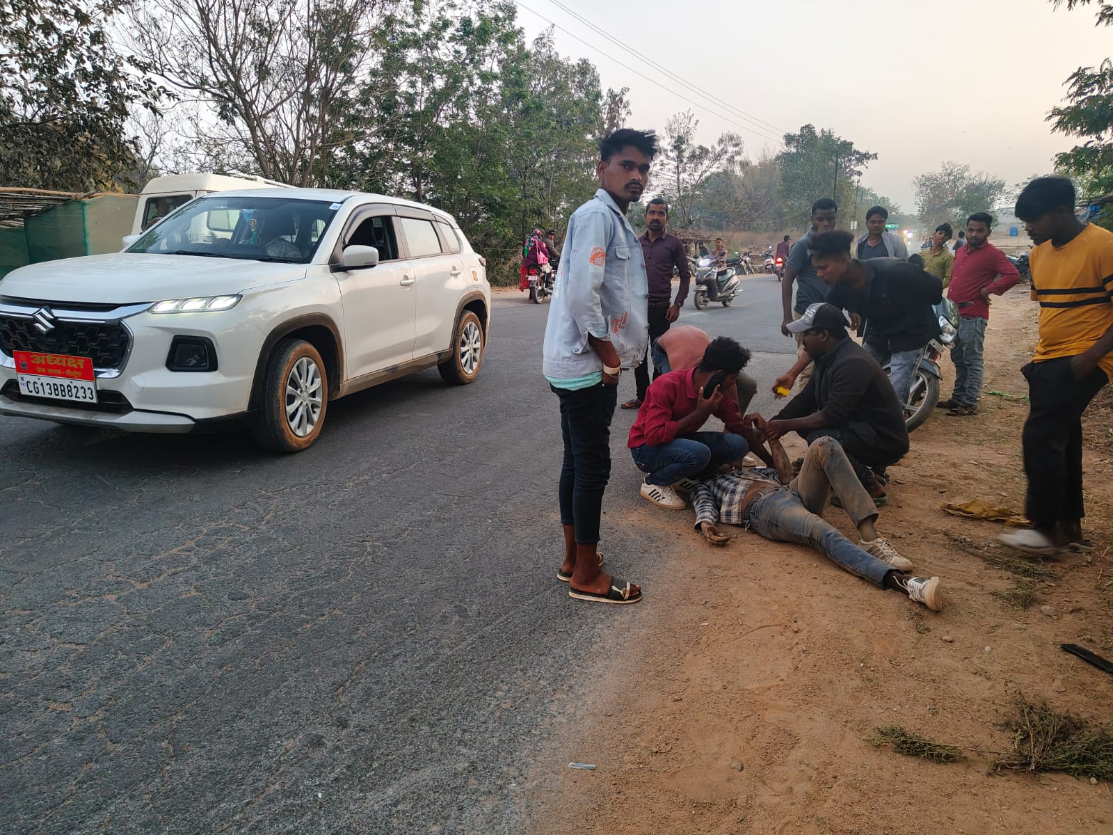 लैलूंगा में ‘हिट एंड रन’ : तमाशबीन बनी रही दुनिया, मसीहा बनकर आए प्रेस क्लब अध्यक्ष…