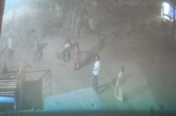 शादी के जश्न में ‘खूनी तांडव’ : बैंड वालों ने दुल्हन के भाई को चाकू से गोदा, मौत; 4 अन्य लहूलुहान ; देखें वीडियो…