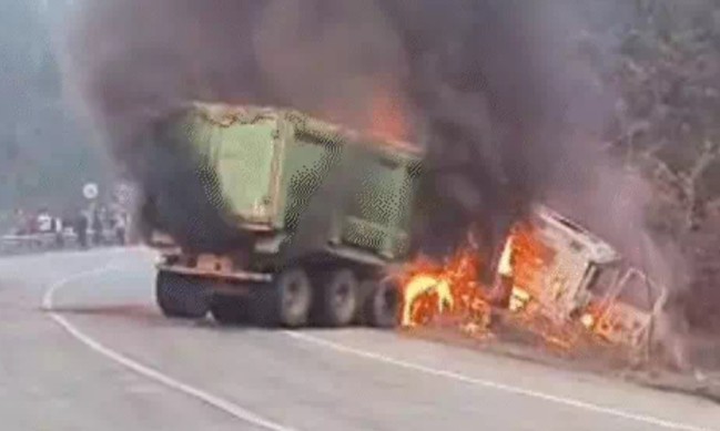 कोरबा : नेशनल हाईवे बना आग का दरिया, केबिन में फंसे ड्राइवर की जिंदा जलकर मौत… कोरबा : नेशनल हाईवे बना आग का दरिया, केबिन में फंसे ड्राइवर की जिंदा जलकर मौत…