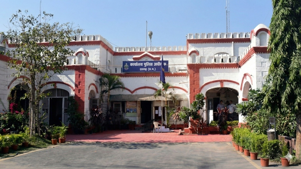 सलाखों के पीछे फिर जाएगा ‘हिस्ट्रीशीटर’ बादल सिंह : कोर्ट और मंदिर में पीड़िता को धमकाने वाले दो आरोपियों पर FIR, रायगढ़ पुलिस की ताबड़तोड़ दबिश जारी!…