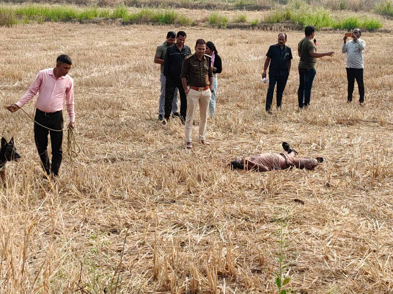 खरसिया में सनसनी : खेत में मिला युवक का लहुलुहान शव, धारदार हथियार से उतारा मौत के घाट!… खरसिया में सनसनी : खेत में मिला युवक का लहुलुहान शव, धारदार हथियार से उतारा मौत के घाट!…