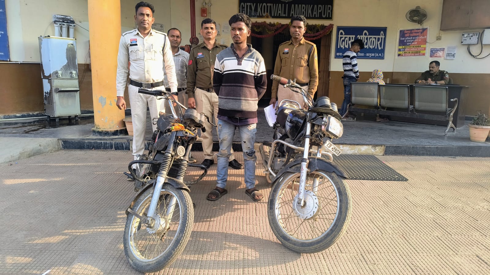 सरगुजा पुलिस का ‘हंटर’: शहर से बाइक उड़ाने वाला शातिर चोर दबोचा, दो मोटरसाइकिल बरामद…