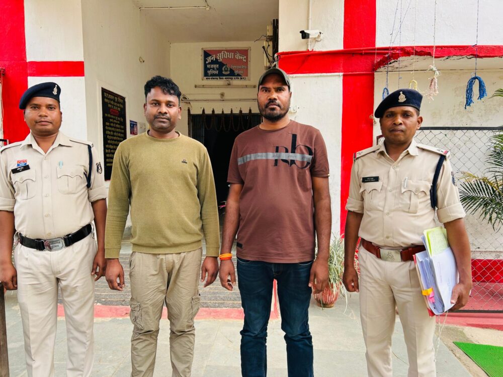 गरीबों के आशियाने पर ‘सिस्टम’ का डाका: बलरामपुर में 10 लाख का गबन, सचिव और रोजगार सहायक गिरफ्तार…