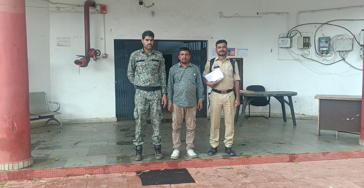 बलरामपुर : वन विभाग की टीम पर दबंगई दिखाना पड़ा भारी, पत्थर तस्कर ‘ट्रैक्टर मालिक’ गिरफ्तार…