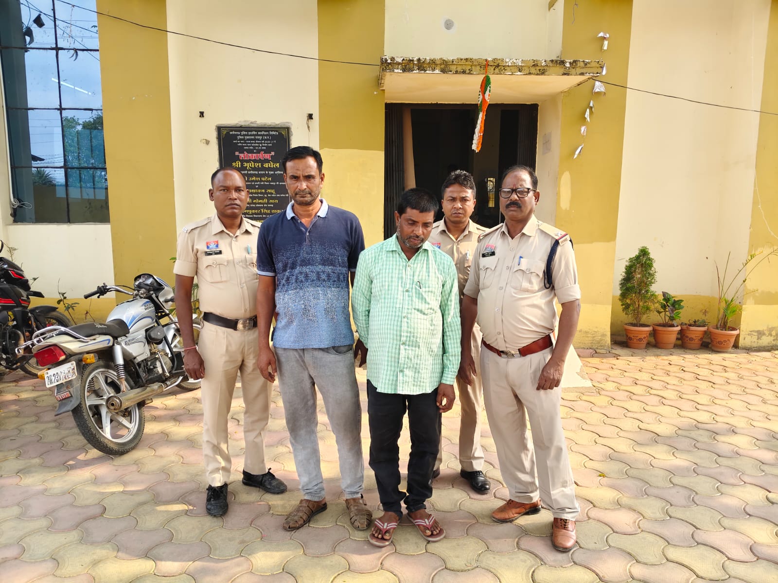 जशपुर पुलिस का बड़ा एक्शन : ₹8.39 लाख के सरकारी बारदाने डकारने वाले दो आरोपी गिरफ्तार, सलाखों के पीछे पहुंचे ‘गबन’ के खिलाड़ी…