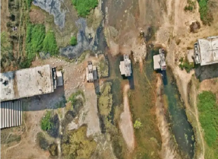 विशेष रिपोर्ट : 8 साल, 2 करोड़ का बजट और बीच नदी खड़ा ‘सिस्टम का कंकाल’…