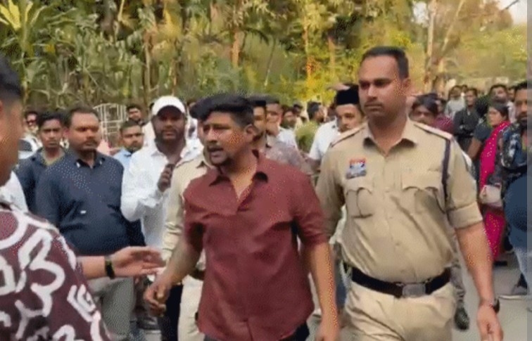 न्यायधानी का ‘हंटर’ : हिस्ट्रीशीटर मैडी समेत 13 गुर्गों को 7-7 साल की जेल; सलाखों के पीछे जाते वक्त भी टशन – “हंस के काटेंगे 4 महीना!”… न्यायधानी का ‘हंटर’ : हिस्ट्रीशीटर मैडी समेत 13 गुर्गों को 7-7 साल की जेल; सलाखों के पीछे जाते वक्त भी टशन – “हंस के काटेंगे 4 महीना!”…