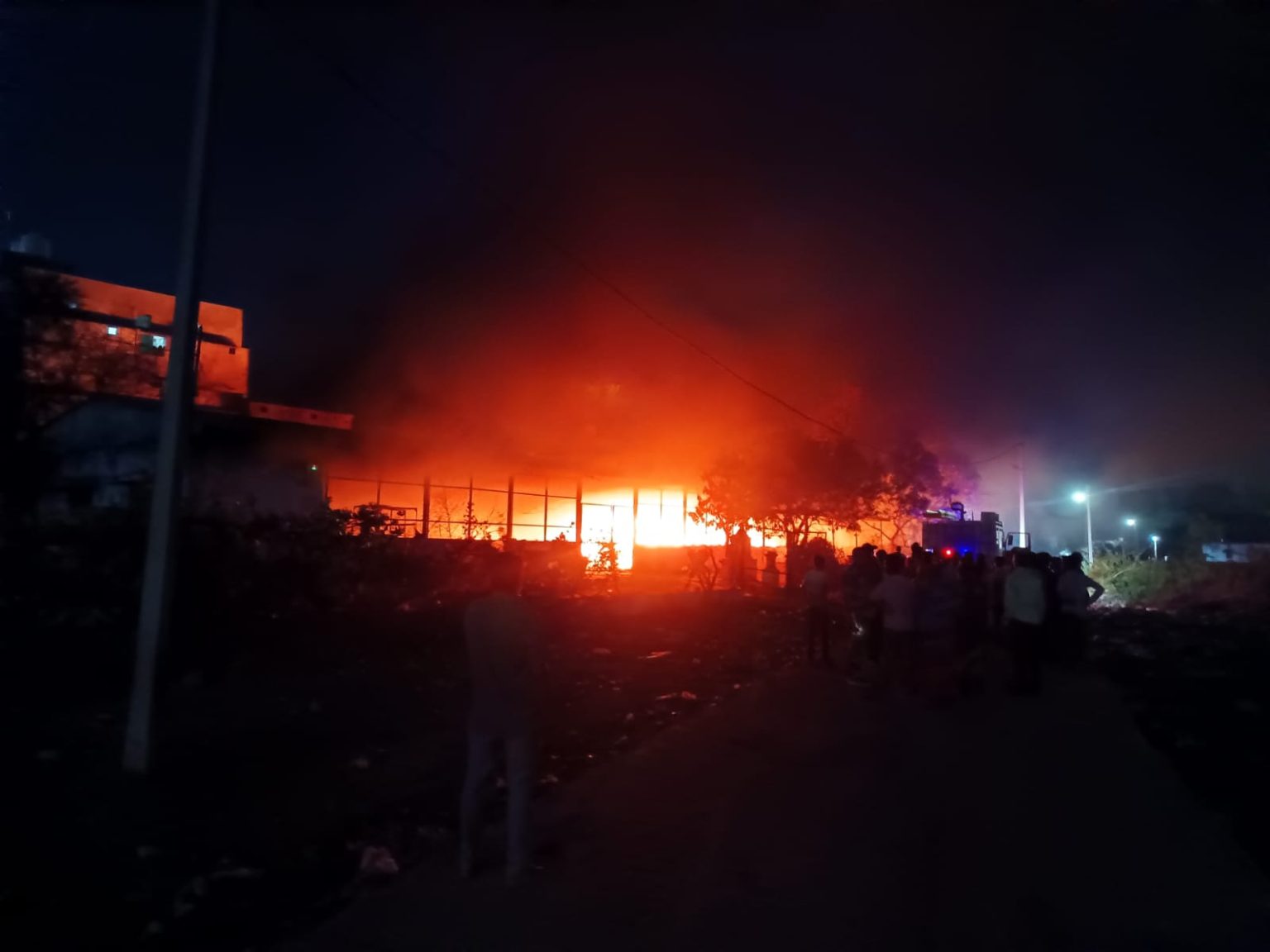 कवर्धा : सुलगता कचरा, सोता प्रशासन! एसएलआरएम सेंटर में रात भर बरपा ‘अग्नि तांडव’, दमकल की सुस्ती पर भड़के वार्डवासी…