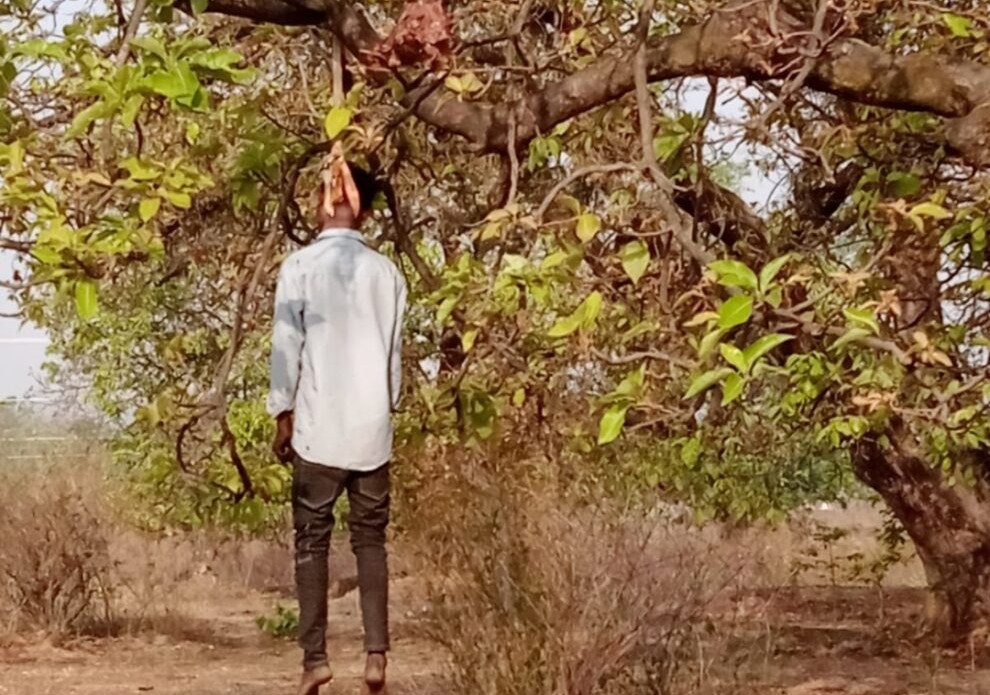 घरघोड़ा : आम के पेड़ पर फंदे से लटकती मिली युवक की लाश, महुआ बीनने गए ग्रामीणों ने देखा मंजर…