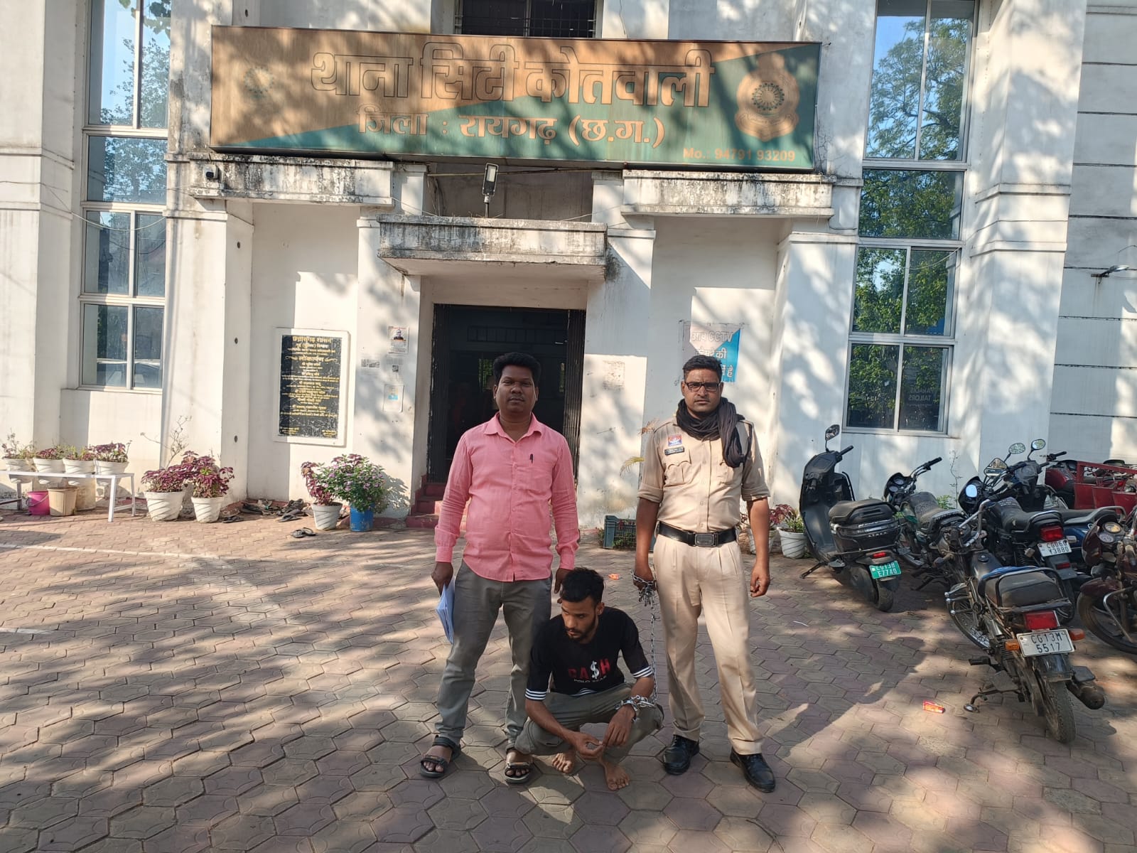 रायगढ़ में ‘मजनुओं’ की खैर नहीं : बीच सड़क पर सेल्स गर्ल से छेड़छाड़ करने वाला प्रशांत सोनी गिरफ्तार, बाटली खान की तलाश में पुलिस की घेराबंदी…