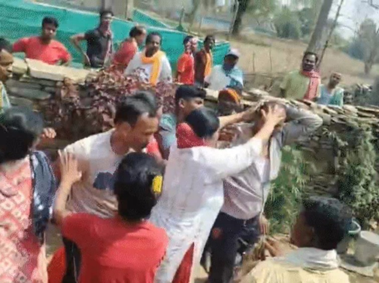 धर्मांतरण पर रेटावंड में ‘रणसंग्राम’ : ग्रामीणों ने चप्पलों से पास्टर को पीटा, फटे कपड़े; सरेआम हुआ हाई-वोल्टेज ड्रामा…