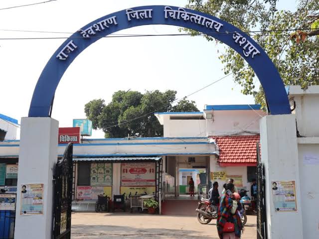 जशपुर जिला अस्पताल में ‘बदतमीजी’ पर कड़ा प्रहार : सोशल मीडिया पर वीडियो वायरल होते ही ऑपरेटर को नोटिस, सिविल सर्जन ने मांगा 5 दिन में जवाब…