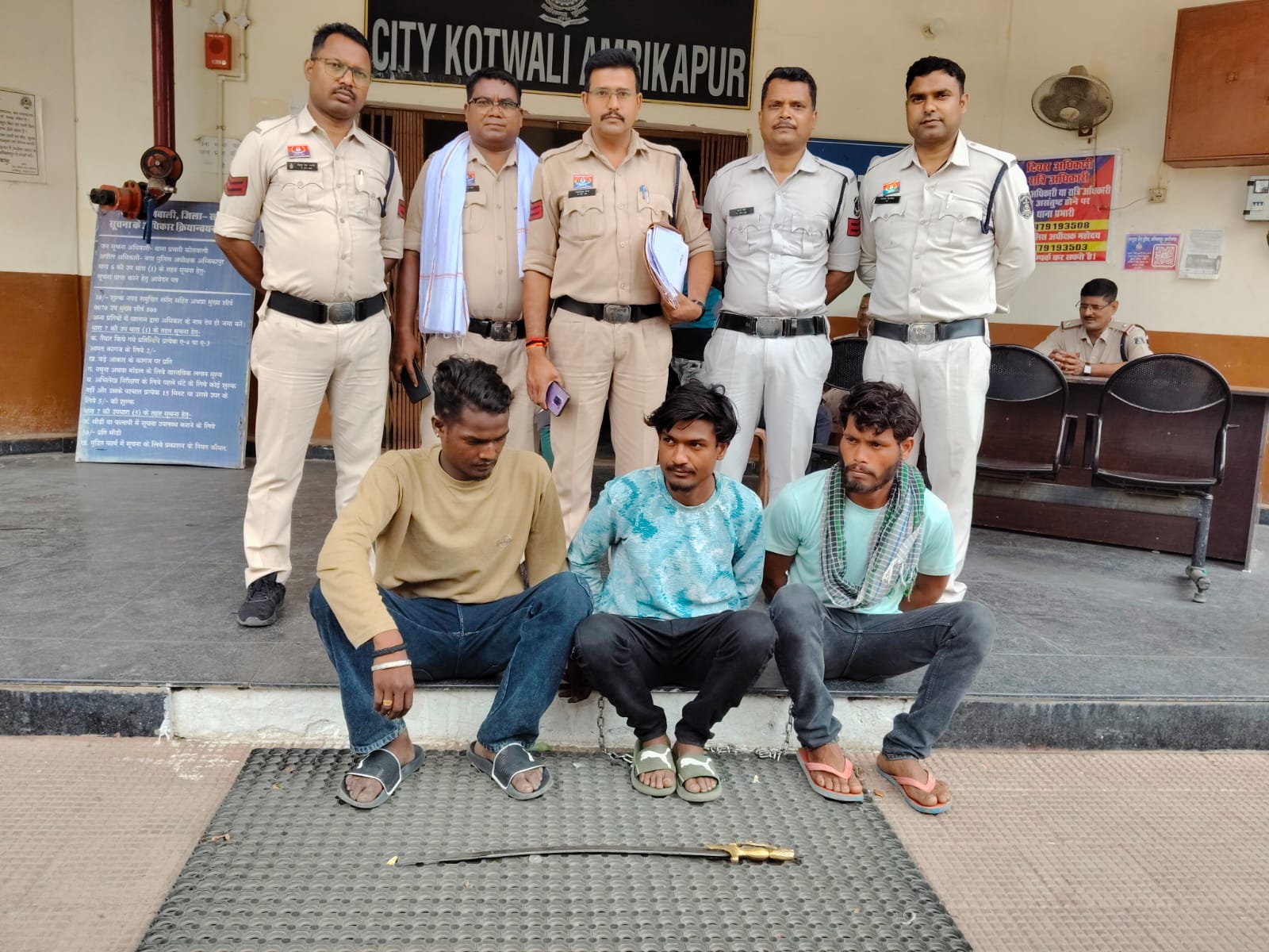 अम्बिकापुर में तलवार लहराकर आतंक मचाने वाले 3 आरोपी गिरफ्तार, कोतवाली पुलिस की बड़ी कार्रवाई…