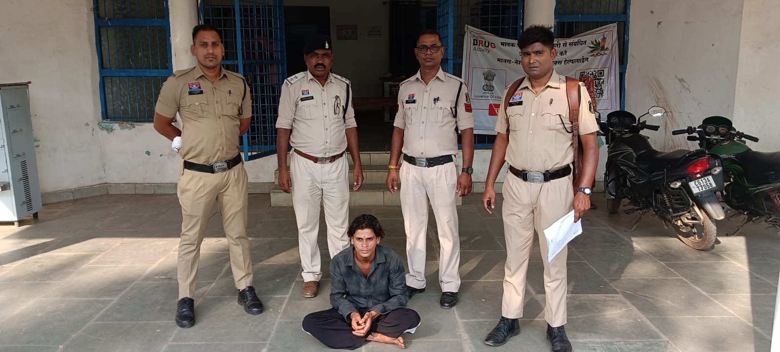 रायगढ़ में दिनदहाड़े दहशत: नंगी तलवार लेकर पड़ोसी के घर घुसा युवक, बोलेरो और बाइक के उड़ाए परखच्चे!…