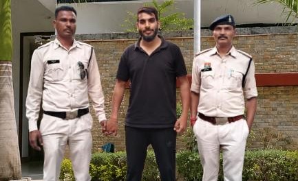 गांधीनगर पुलिस का बड़ा एक्शन: डेढ़ साल से फरार ‘जिला बदर’ निगरानी बदमाश लल्ला यादव चढ़ा पुलिस के हत्थे..