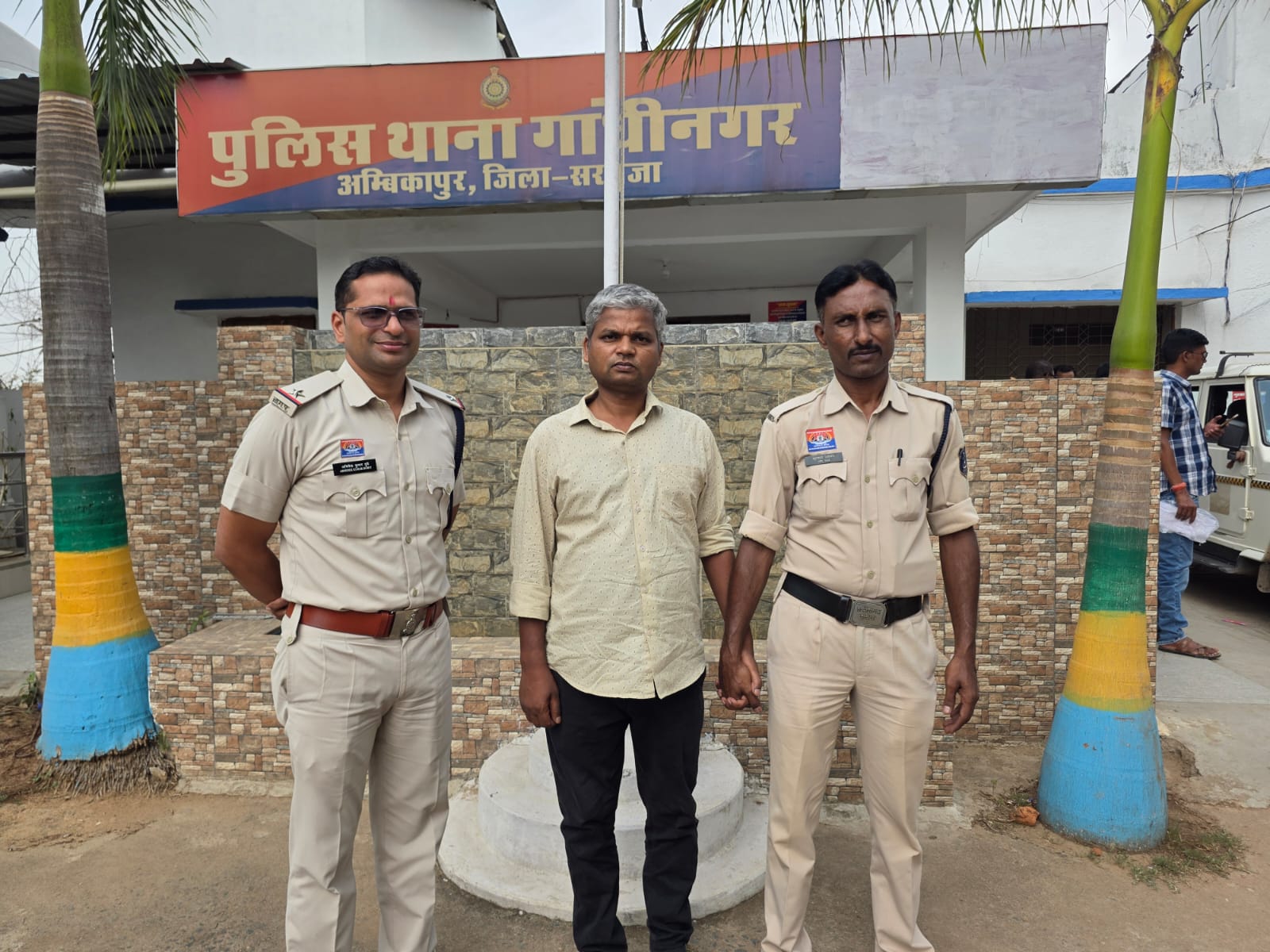 सरगुजा में 3 करोड़ का लोन महाघोटाला : शिक्षिका को 28 लाख का चूना लगाने वाला मास्टरमाइंड गिरफ्तार… सरगुजा में 3 करोड़ का लोन महाघोटाला : शिक्षिका को 28 लाख का चूना लगाने वाला मास्टरमाइंड गिरफ्तार…
