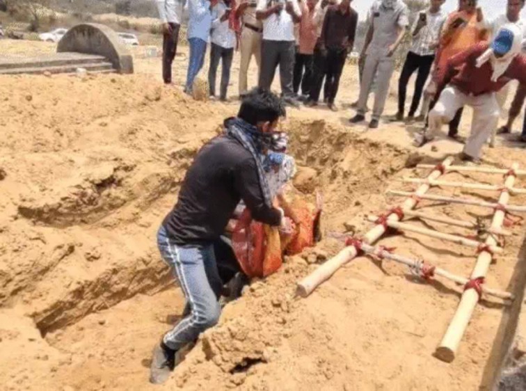 कब्र से बाहर आया ‘हत्या’ का खौफनाक राज? दफन के 4 दिन बाद खुदी लाश, मायके वालों की चीख- “इन्होंने मेरी बेटी को पीट-पीटकर मार डाला!”… कब्र से बाहर आया ‘हत्या’ का खौफनाक राज? दफन के 4 दिन बाद खुदी लाश, मायके वालों की चीख- “इन्होंने मेरी बेटी को पीट-पीटकर मार डाला!”…