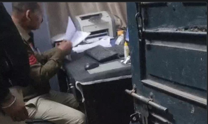 बिलासपुर में ‘खाकी’ दागदार: “5 हजार में 3 को थोड़ी न छोडूंगा…” थाने में लगी बोली, घूसखोर हेड कांस्टेबल सस्पेंड…