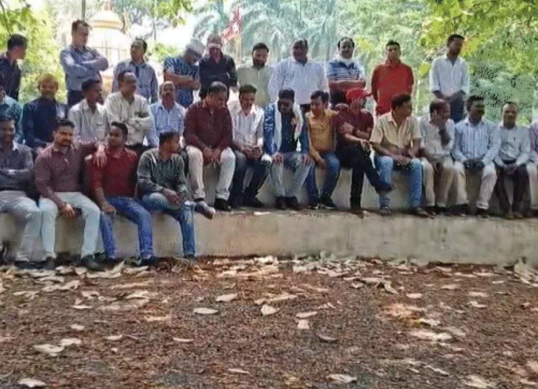 सत्ता की हनक! BJP विधायक पर नायब तहसीलदार को सरेआम पीटने का आरोप; विरोध में तहसीलदारों का सामूहिक अवकाश… कलेक्टर परिसर में धरना…