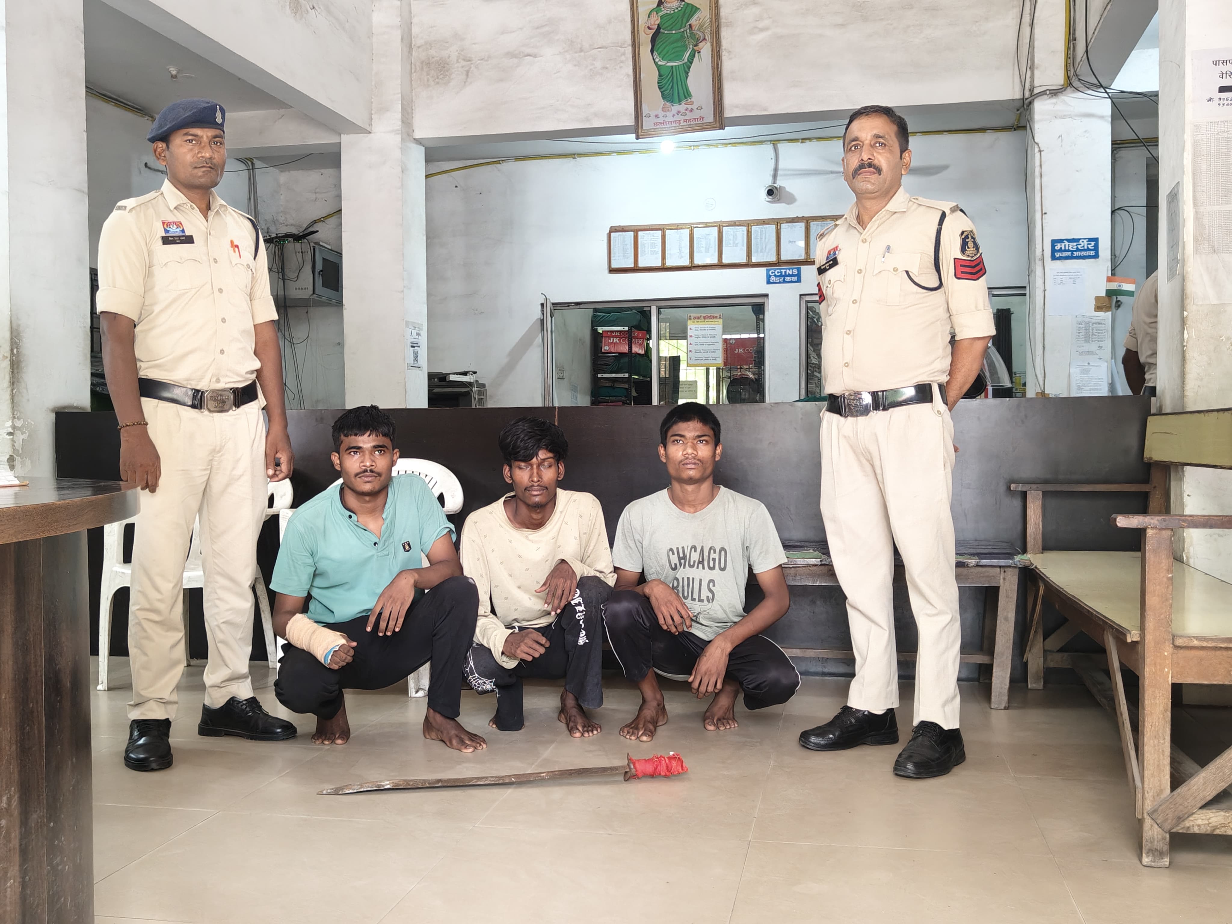 रायगढ़ में आधी रात ‘खूनी खेल’ : राम मंदिर के पास तलवार लहराकर आतंक मचाने वाले 4 गुंडे गिरफ्तार, आर्म्स एक्ट लागू…