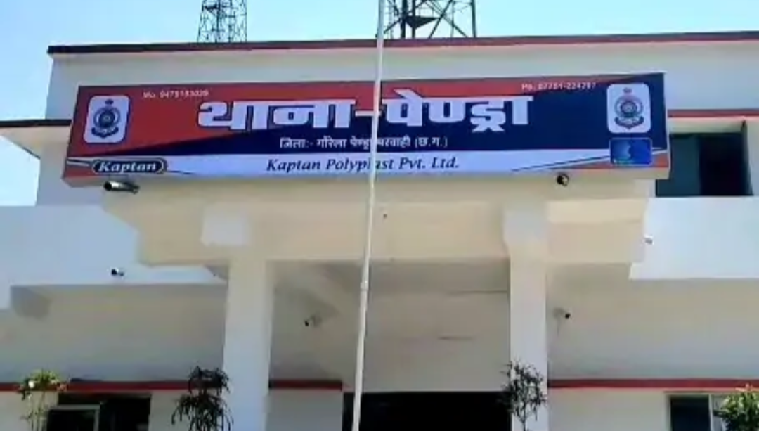 वर्दी तार-तार, खाकी शर्मसार! पेंड्रा में लेडी फॉरेस्ट गार्ड को जमीन पर पटक-पटक कर पीटा, फाड़ी वर्दी…