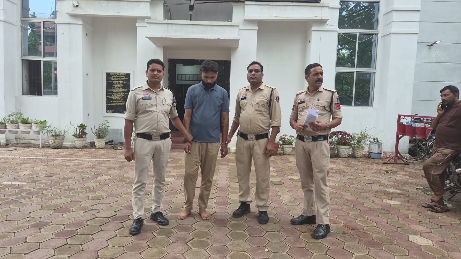 SSP के दफ्तर में पेट्रोल लेकर घुसा ‘जिला बदर’ गुंडा; रायगढ़ पुलिस ने दबोच कर भेजा जेल!…