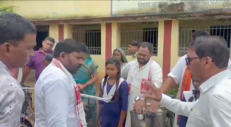 लैलूंगा में घटिया साइकिल वितरण पर फूटा गुस्सा : ‘दलालों के हाथों बिक रहा सिस्टम’, रायगढ़ जिले में प्रशासनिक व राजनीतिक सांठगांठ पर उठे गंभीर सवाल…