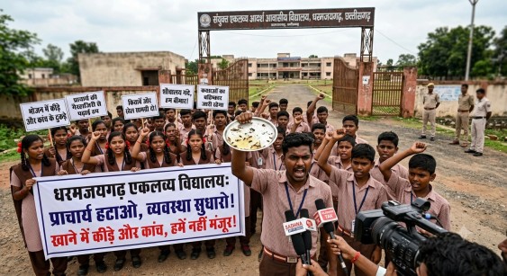 एकलव्य विद्यालय में भड़का छात्रों का आक्रोश: बदहाली से तंग आकर कक्षाओं का किया बहिष्कार, प्राचार्य पर लगे गंभीर आरोप…