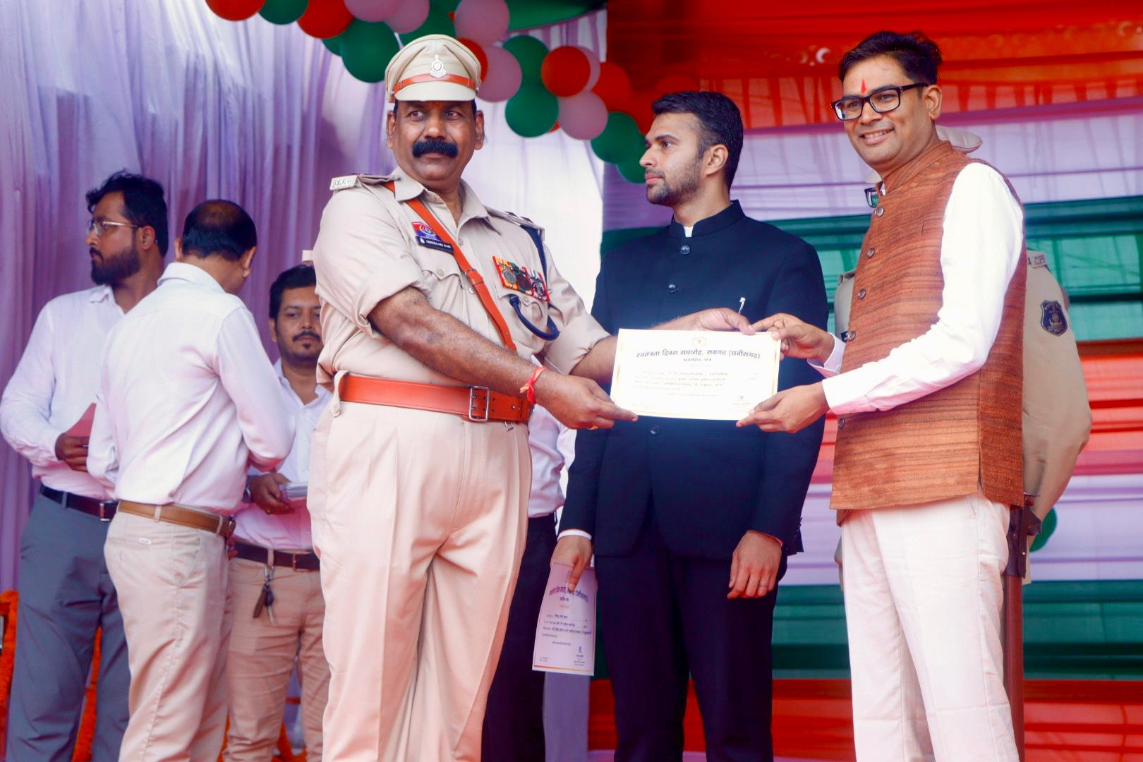‘ऑपरेशन शंखनाद’ में लैलूंगा पुलिस का डंका: थाना प्रभारी गिरधारी साव जिले में अव्वल, वित्त मंत्री ओ.पी. चौधरी ने किया सम्मानित… ‘ऑपरेशन शंखनाद’ में लैलूंगा पुलिस का डंका: थाना प्रभारी गिरधारी साव जिले में अव्वल, वित्त मंत्री ओ.पी. चौधरी ने किया सम्मानित…