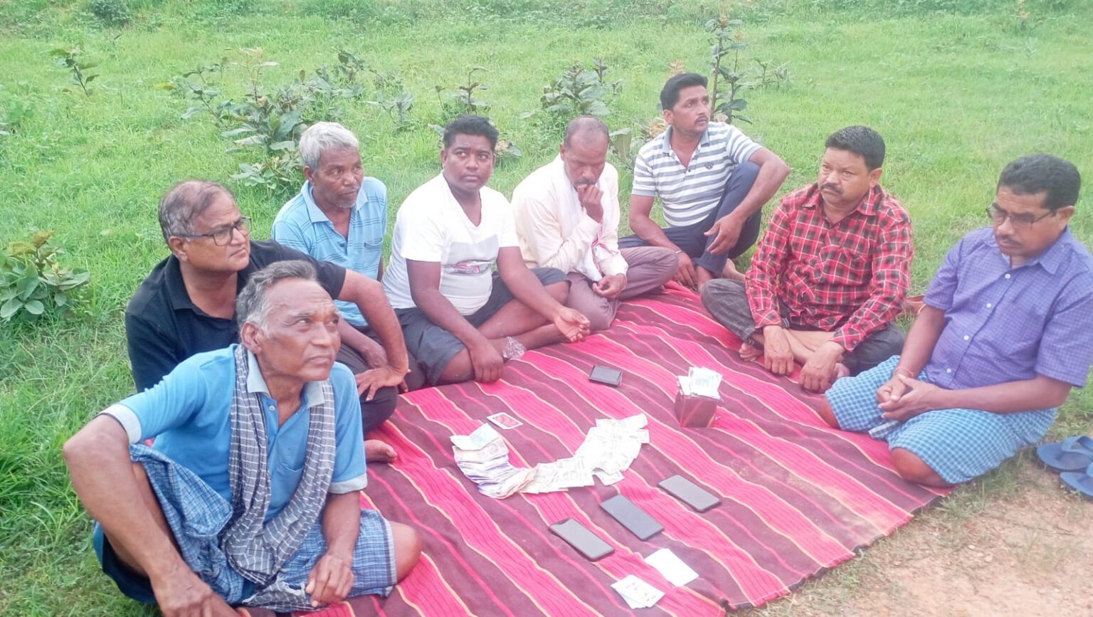 ‘ऑपरेशन अंकुश’ का बड़ा प्रहार: भालूपखना जंगल में चल रहे जुआ फड़ पर पुलिस का छापा, राजपुर BDC के पिता नितई राम केंवट समेत 8 जुआरी गिरफ्तार…