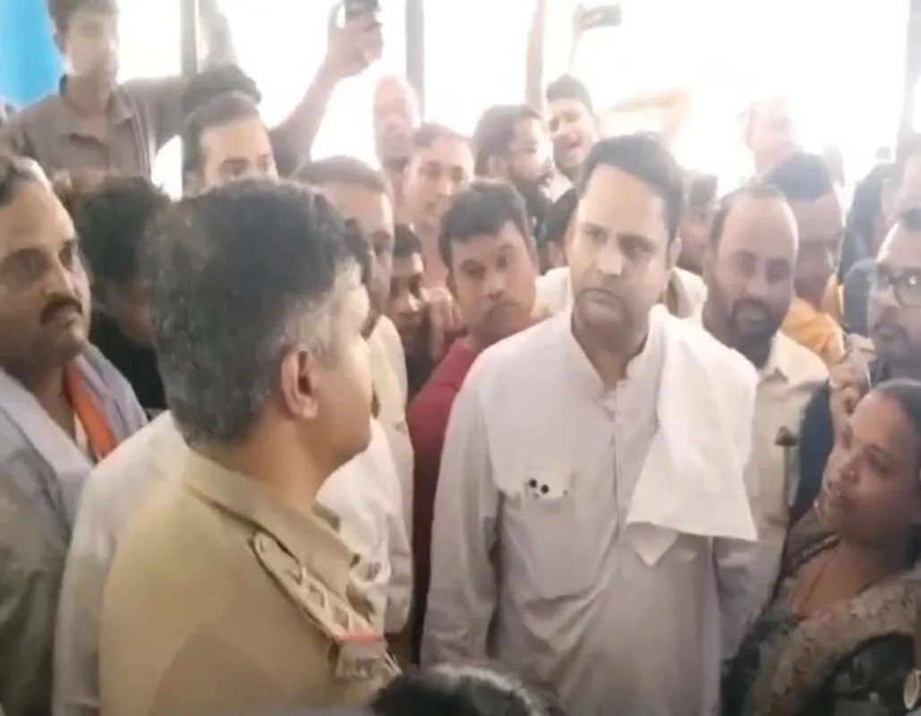 अविश्वास प्रस्ताव की सुगबुगाहट पर ‘साजिश का चाबुक’? उपसरपंच-पंच की गिरफ्तारी पर भड़के ग्रामीण, उमेश पटेल के नेतृत्व में थाने का घेराव…