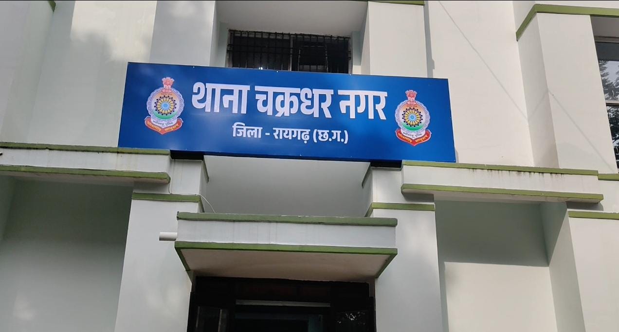 स्कूल में खूनी खेल : लंच ब्रेक में दीवार फांदकर घुसे बाहरी लड़के, 9वीं के छात्र पर चाकू से जानलेवा हमला; 3 नाबालिग दबोचे गए, अन्य की तलाश जारी…