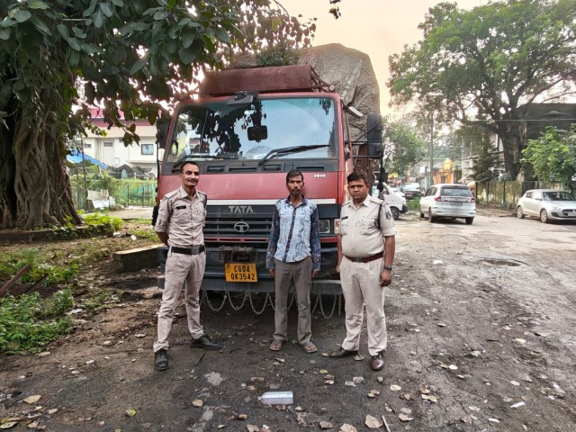 घरघोड़ा में पुलिस का ‘ऑपरेशन प्रहार’ : आधी रात नाकेबंदी तोड़कर भाग रहा कबाड़ लदा माजदा पकड़ा, 15.50 लाख का माल जब्त…