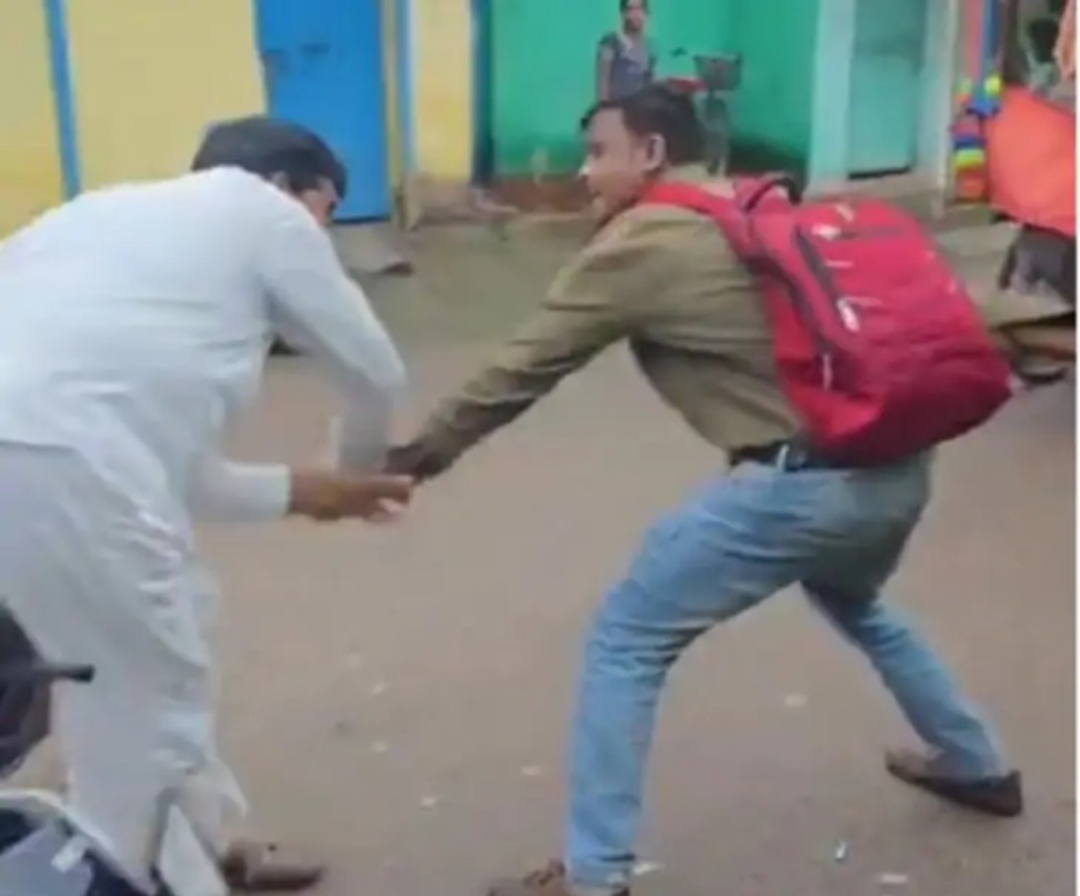 दुर्ग में सनसनीखेज वारदात : रिसाली में भाजपा नेता राजेंद्र यादव पर चाय की दुकान में पीछे से चाकू से जानलेवा हमला, गले पर वार; वारदात CCTV में कैद… दुर्ग में सनसनीखेज वारदात : रिसाली में भाजपा नेता राजेंद्र यादव पर चाय की दुकान में पीछे से चाकू से जानलेवा हमला, गले पर वार; वारदात CCTV में कैद…