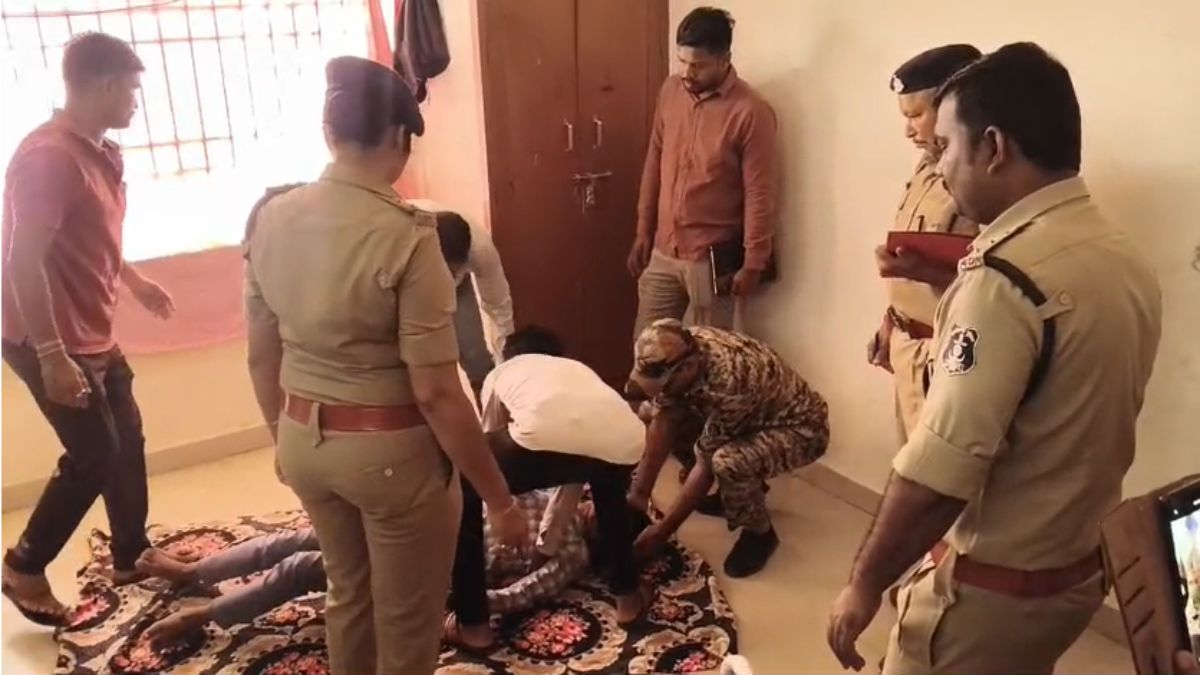 बालोद के एकलव्य आवासीय विद्यालय में 10वीं के छात्र ने लगाई फांसी : पीटी के दौरान कमरा नंबर 16 में उठाया आत्मघाती कदम, प्रबंधन और सुरक्षा पर उठे गंभीर सवाल…