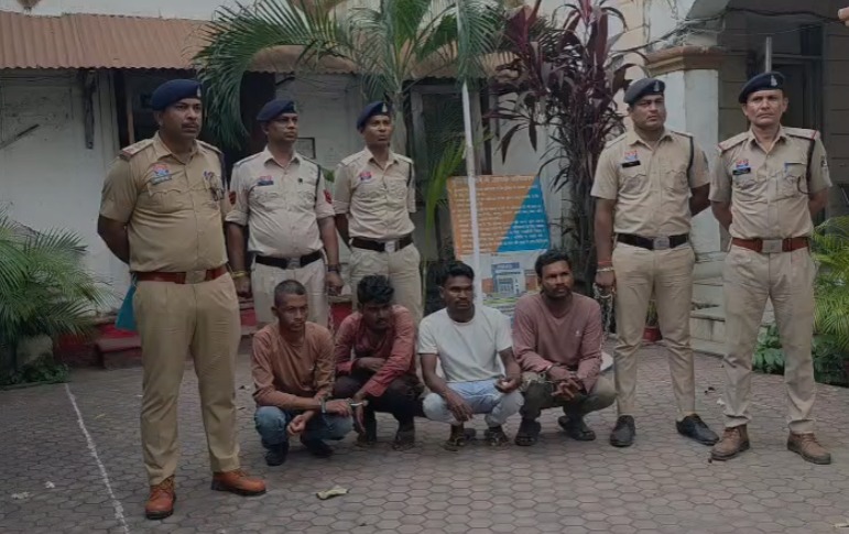 इवनिंग वॉक पर निकले प्रोफेसर का चाकू की नोक पर अपहरण : UPI से खाते खाली कराए, बंधक बनाया; रायगढ़ पुलिस ने 48 घंटे में 4 शातिर लुटेरे दबोचे…